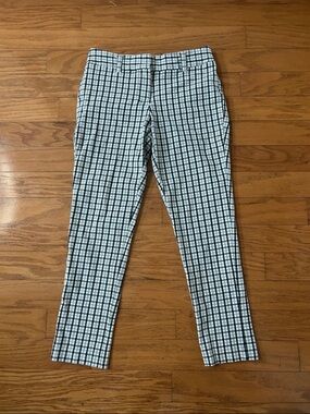 Like new Land’s End women slim leg pants size 6